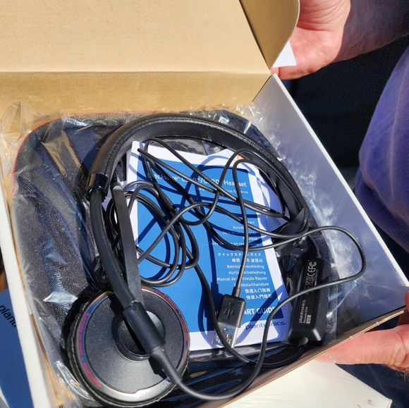 Plantronics headset - Picture 2 of 2